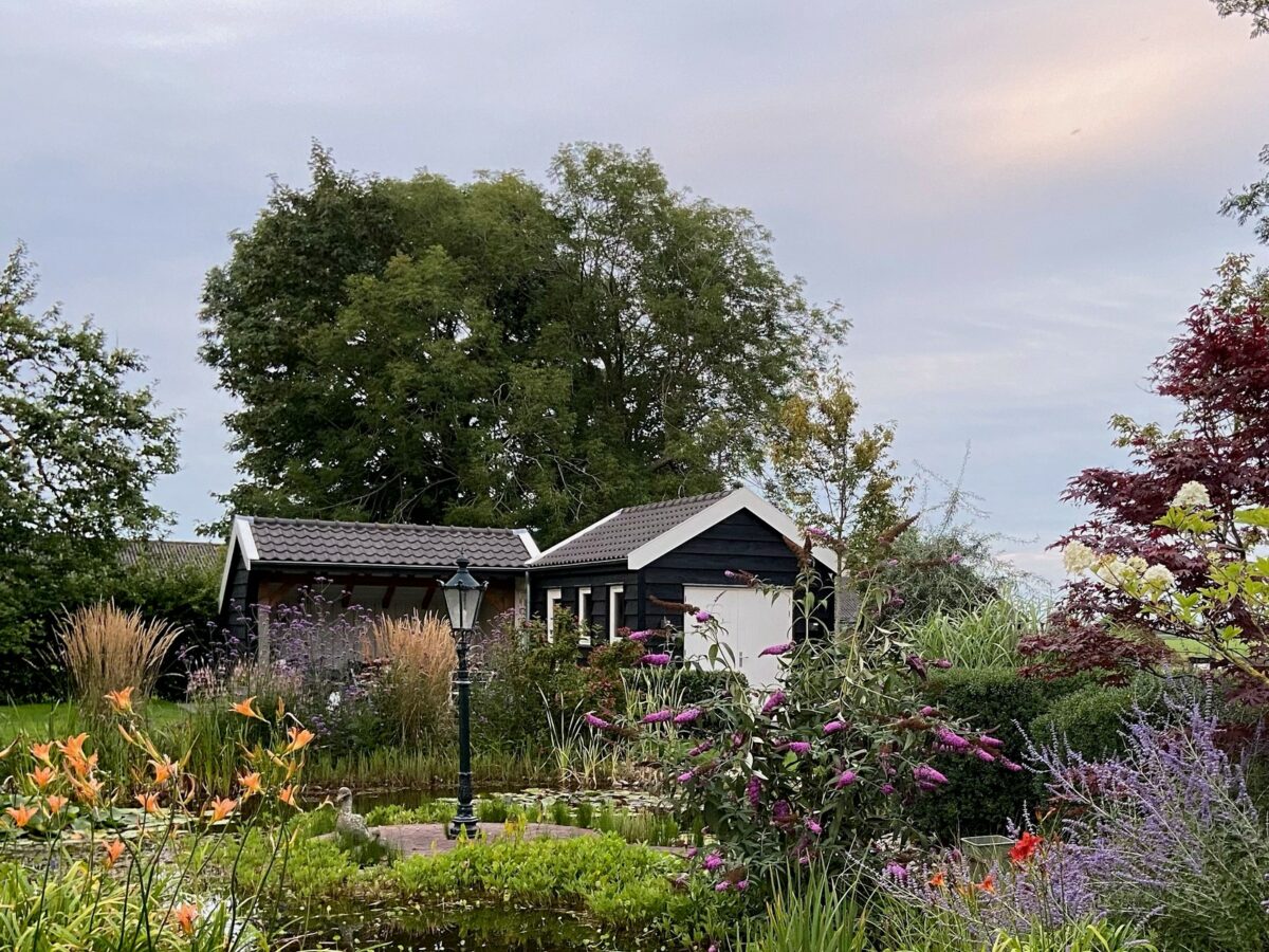 Landelijke tuin met tuinkamer